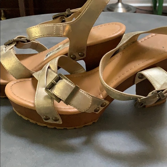 Gold shoes - Picture 3 of 5